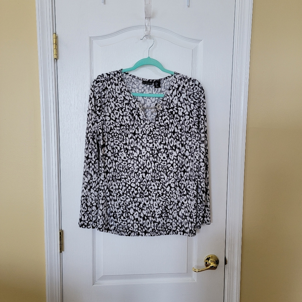Tahari Black and White Animal Print Blouse Blouce